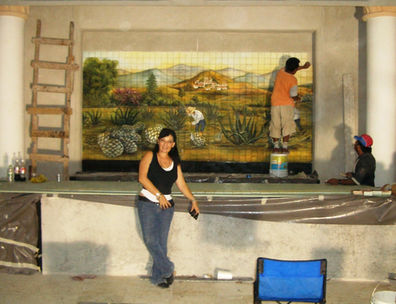 YO COLOCANDO MURAL TEQUILA 15.jpg