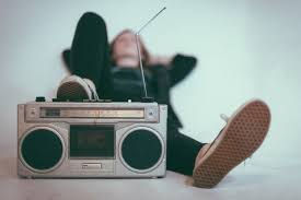 La importancia de la radio en la vida diaria: ¿Por qué la gente sigue eligiéndola?