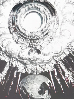 Custodia en Plata
Sumérgete en la solemnidad de la adoración sacramental con esta Custodia en Plata, una obra maestra que fusiona la artesanía refinada con la espiritualidad profunda. Diseñada para contener y mostrar la hostia consagrada, esta custodia es un testimonio visual de la presencia divina durante la adoración eucarística.

El orfebre, al contribuir con esta custodia, aporta no solo su destreza artística, sino también la riqueza de una herencia religiosa y cultural arraigada en la tradición y la devoción.