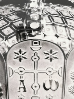 Corona en Plata. Roma Italia
En el corazón de la Ciudad Eterna, Roma, Italia, surge una Corona en Plata como un tributo a la riqueza espiritual y cultural que ha caracterizado a esta venerada ciudad a lo largo de los siglos. Esta obra maestra orfebre encarna la devoción y la conexión entre lo celestial y lo terrenal.

El orfebre, al contribuir con esta corona, no solo aporta su destreza artística, sino también la riqueza de una herencia religiosa y cultural arraigada en la tradición y la devoción de Roma, Italia.
