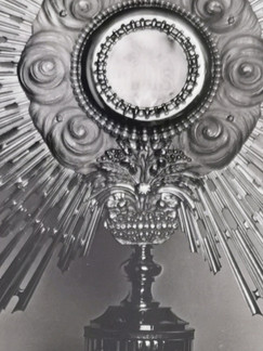 Custodia en Plata, Leon, Guanajuato
Desde la tierra rica en historia de León, Guanajuato, surge una obra maestra sacra: la Custodia en Plata, meticulosamente elaborada por el Maestro Escultor López. Con más de dos décadas de experiencia, este orfebre y escultor, representante de la distinguida Dinastía López, fusiona la tradición familiar con su maestría artística.

El Maestro Escultor, representante de la distinguida Dinastía López, no solo contribuye con su habilidad artística, sino que también incorpora la riqueza de la herencia familiar y cultural transmitida de generación en generación en León, Guanajuato.