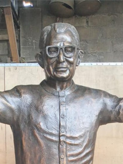 Escultura Padre

La "Escultura del Padre" es mucho más que una simple representación artística; es un símbolo profundamente arraigado en la fe y la devoción de quienes la contemplan. Su presencia evoca una sensación de serenidad y paz interior, invitando a la reflexión y el recogimiento espiritual.

Desde el venerable taller del Escultor López, custodio del legado artístico de la quinta generación de la prestigiosa Dinastía López, emerge la majestuosa "Escultura del Padre". Esta obra maestra, fruto de décadas de experiencia en la escultura en bronce y la orfebrería, encarna la esencia misma de la espiritualidad y la devoción. Creada con la técnica ancestral del vaciado a la cera perdida, cada detalle de esta escultura ha sido cuidadosamente cincelado y retocado a mano para luego ser adornado con una pátina de color café, obtenida mediante un delicado tratamiento a fuego.