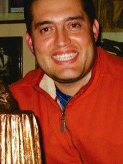 Escultura General Ignacio Zaragoza
La técnica del bronce vaciado a la cera perdida confiere a la escultura una fidelidad excepcional al modelo original. Cada golpe del cincel, cada detalle meticulosamente retocado a mano, resalta las características distintivas del rostro y la uniforme del General Zaragoza. La pátina color café, aplicada con maestría a fuego, añade una profundidad única y un toque de elegancia.

Desde el ilustre taller del Maestro Escultor López, miembro destacado de la quinta generación de la Dinastía López, emerge la "Escultura General Ignacio Zaragoza". Esta obra magistral, esculpida con más de 20 años de destreza orfebre, rinde homenaje a la figura heroica del General Ignacio Zaragoza mediante la técnica del bronce vaciado a la cera perdida, cincelado y retocado a mano, culminando en una cautivadora pátina color café lograda a fuego.