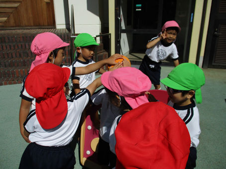 すみれ組(年中)・ふじ組(年少)合同で色鬼