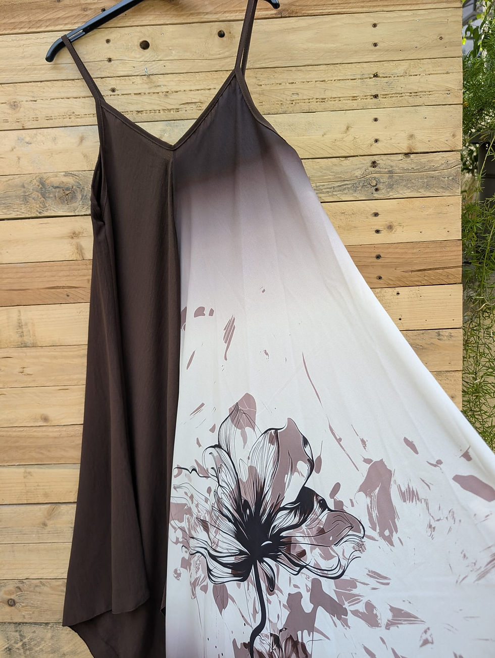 Miniature : Robe bi imprimée motif fleur  Coupe longue et asymétrique  Très belle couleur et son imprimé sur la moitié avant de la robe