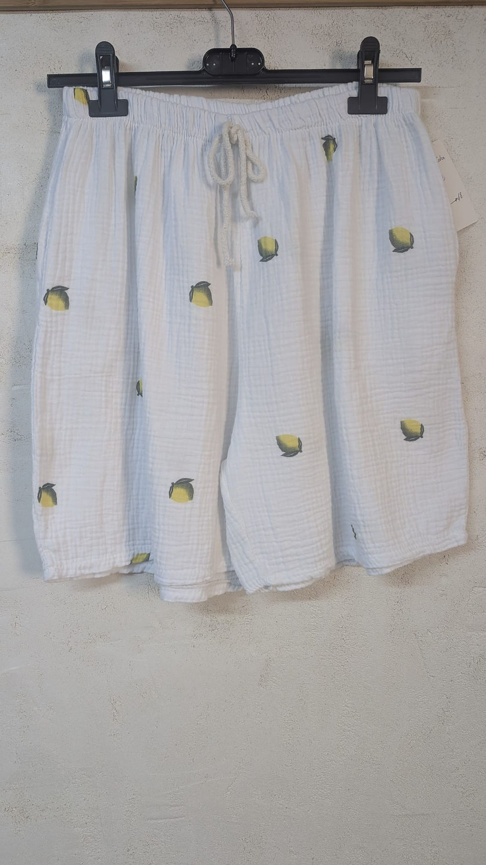 Short blanc en coton avec des citrons jaunes Hyper confort, taille élastiquée qui peut aussi se resserrer avec un cordon La