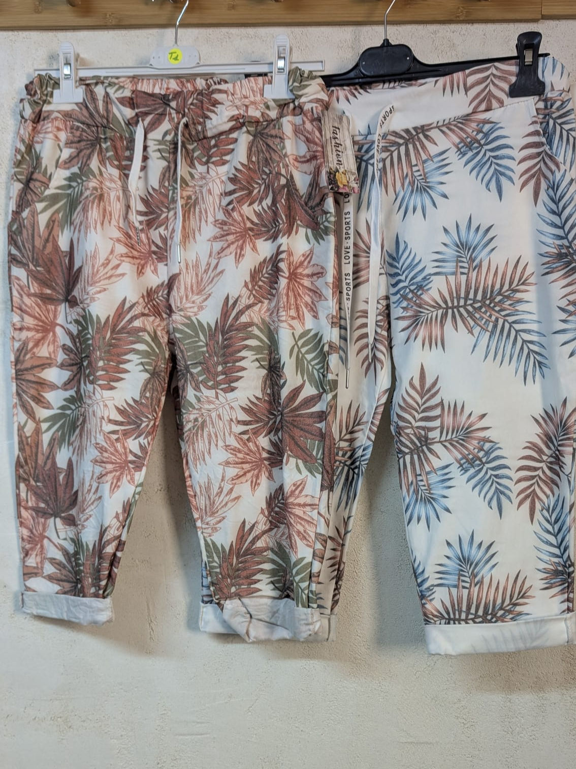 Short magique dessin Tropical de petites tailles. Liens de serrage avec 2 poches et taille élastiqué kaki turquoise
