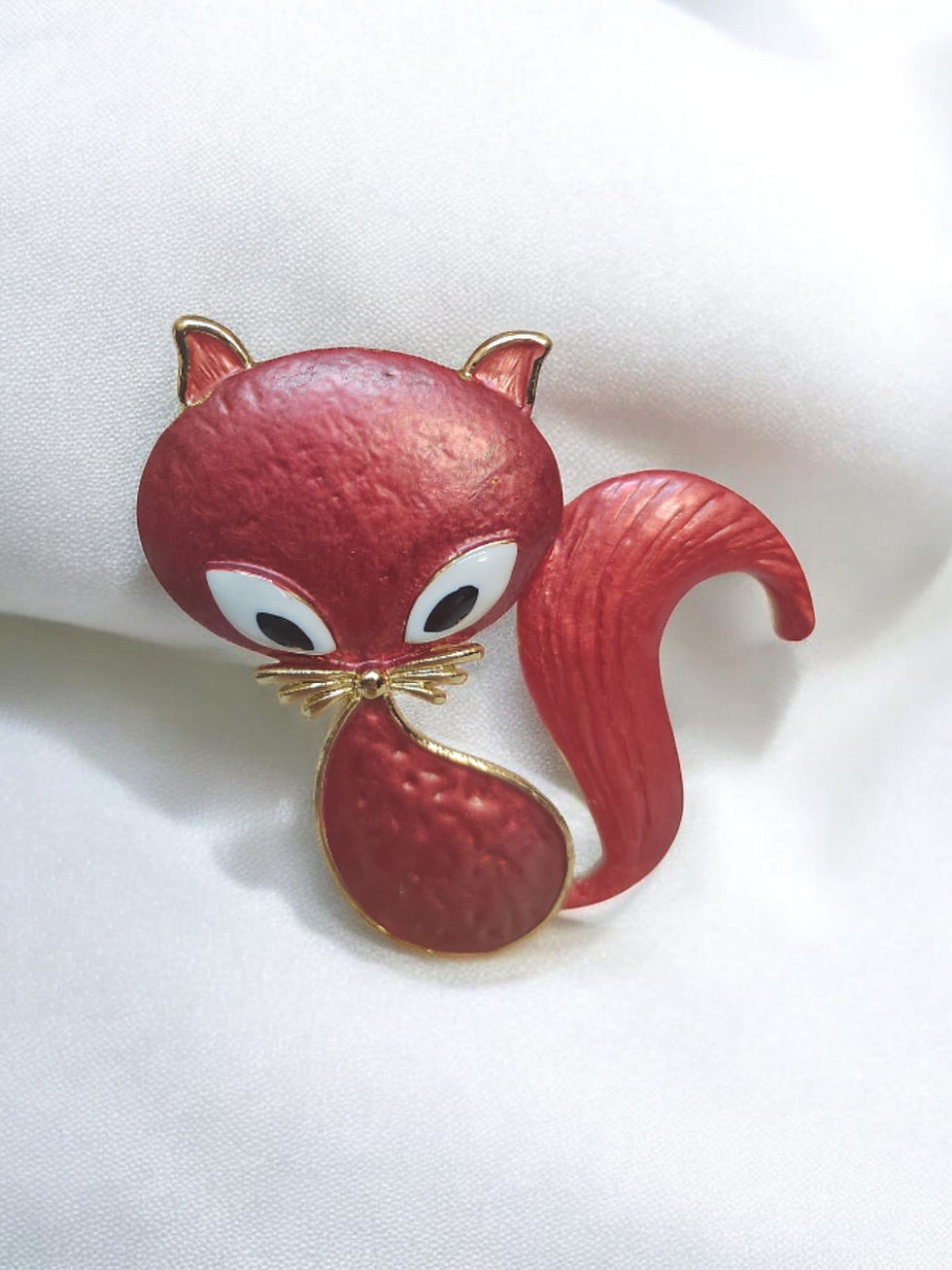 Adorable broche aimantée chat avec des yeux en amende et une queue en panache bordeaux