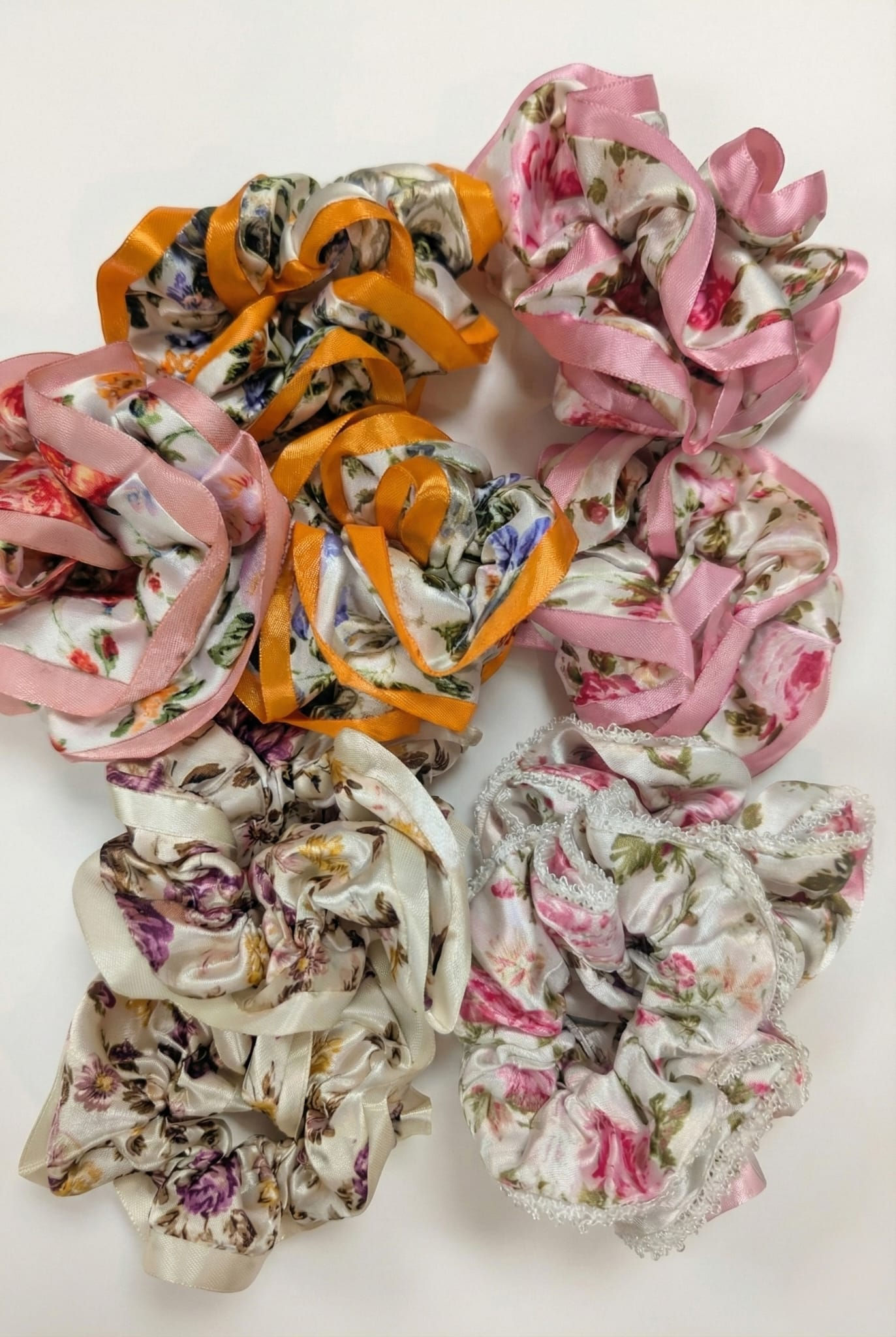 Chouchou à motif de fleurs  Tissus satiné avec une bordure colorée unie   Ou Bordure en petite dentelle