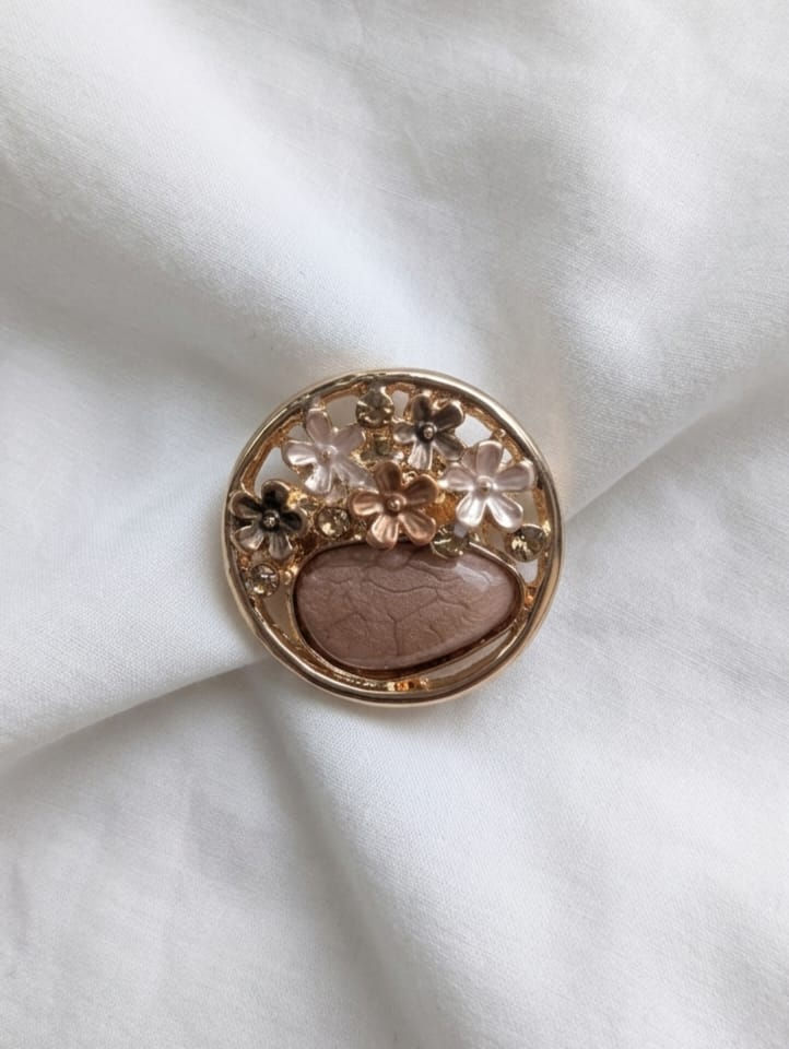 Superbe broche aimantée avec plein de petites fleurs Version blanche, rose gold ou grise dégradée pétales et pierre