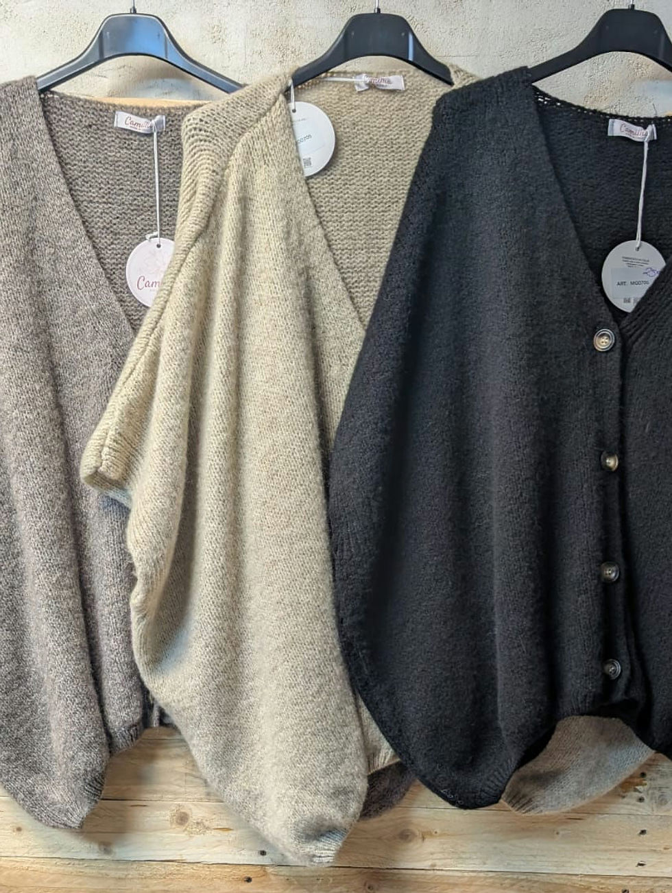 Gilet à coupe oversize   Manches mi-longues   Se ferme avec 4 boutons     Sur les photos une idée pour le marier en tenue sty