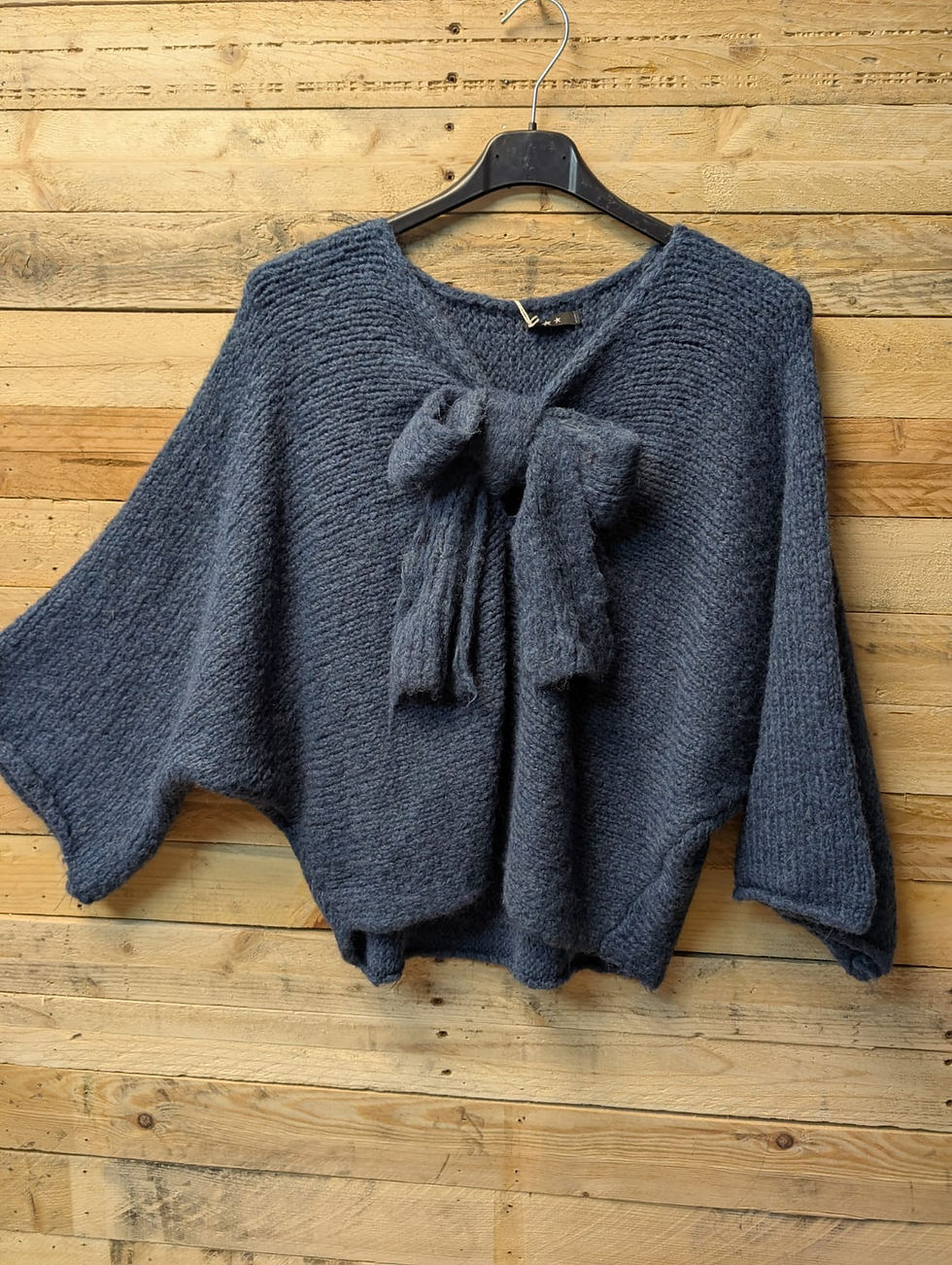 Petit pull avec un gros noeud décoratif  Col en V et manches mi-longues   Bleu jean
