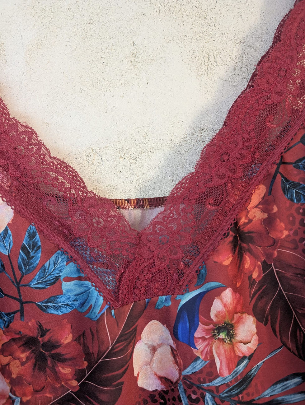 Miniature : Caraco satiné ou débardeur motif tropical  Existe en deux coloris : rouge ou noir  Bretelles et col V en dentelle