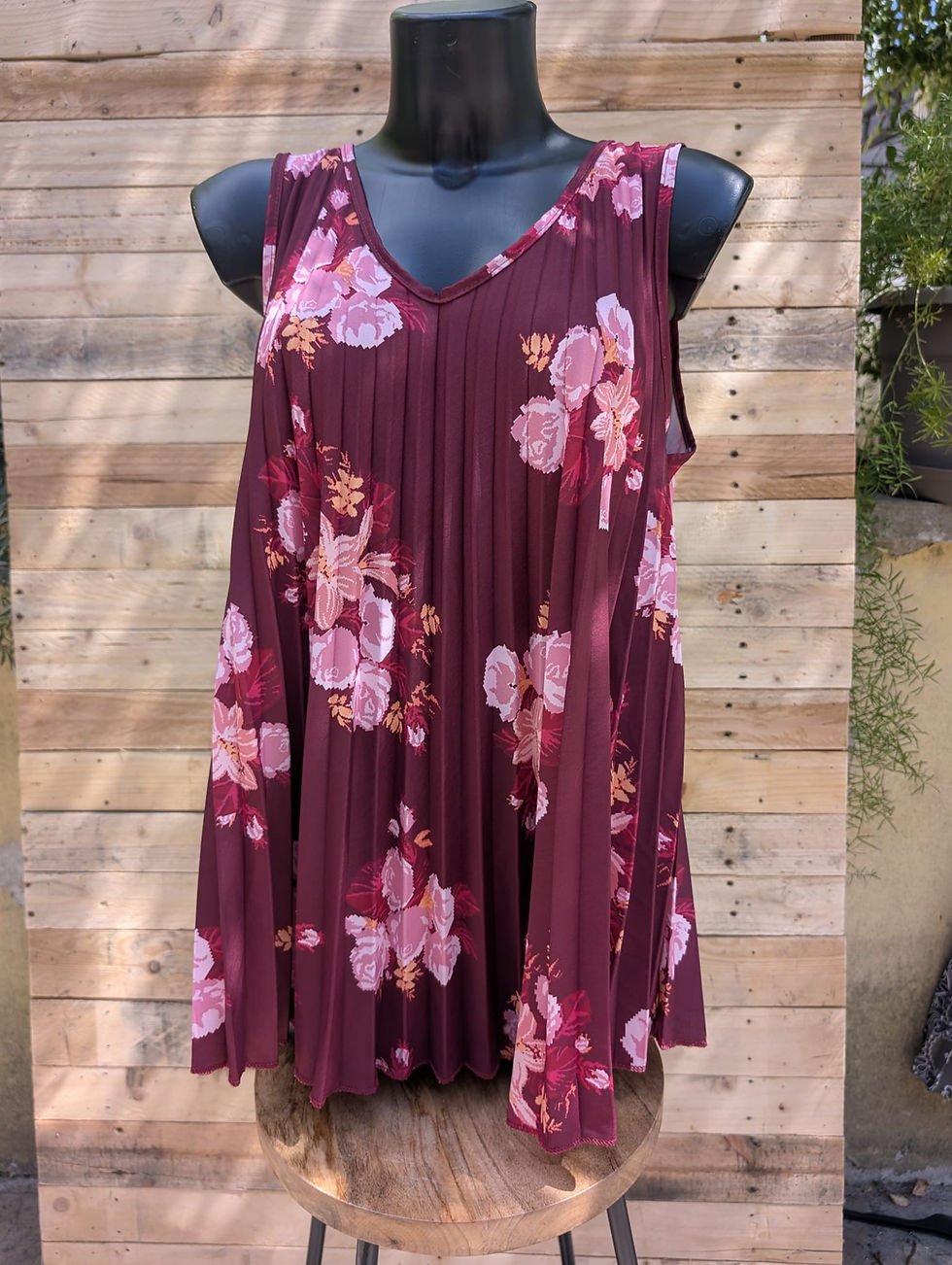 Débardeur pli soleil à motif imprimé de fleurs Très fluide, col en V Bleu avec fleurs bleues foncées Bordeaux rose