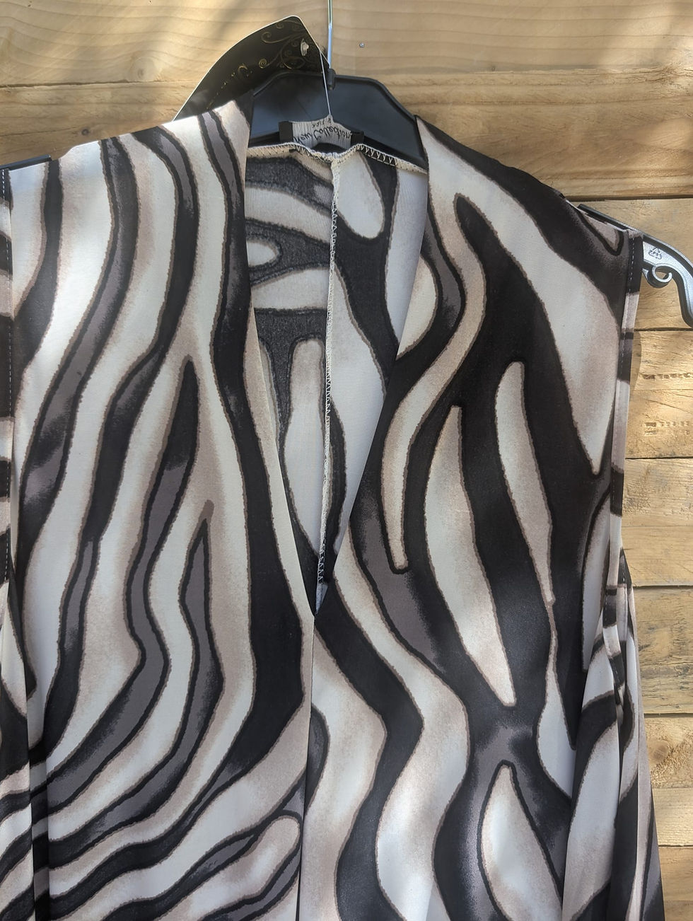 Miniature : Robe magique longueur midi, col en V  Bretelles larges, motif animal zèbre, bleu roi et crème ou version noire taupe et crème