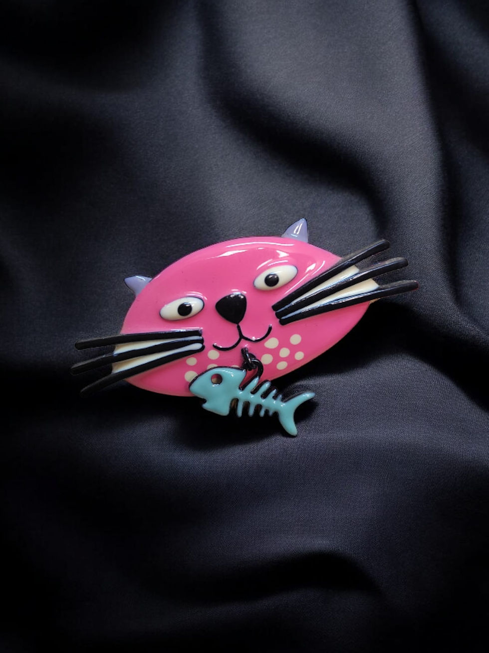 Broche traditionnelle à pic en émaux collection LOL Tête de chat rigolo et pampilles arête de poisson ou oiseau rose