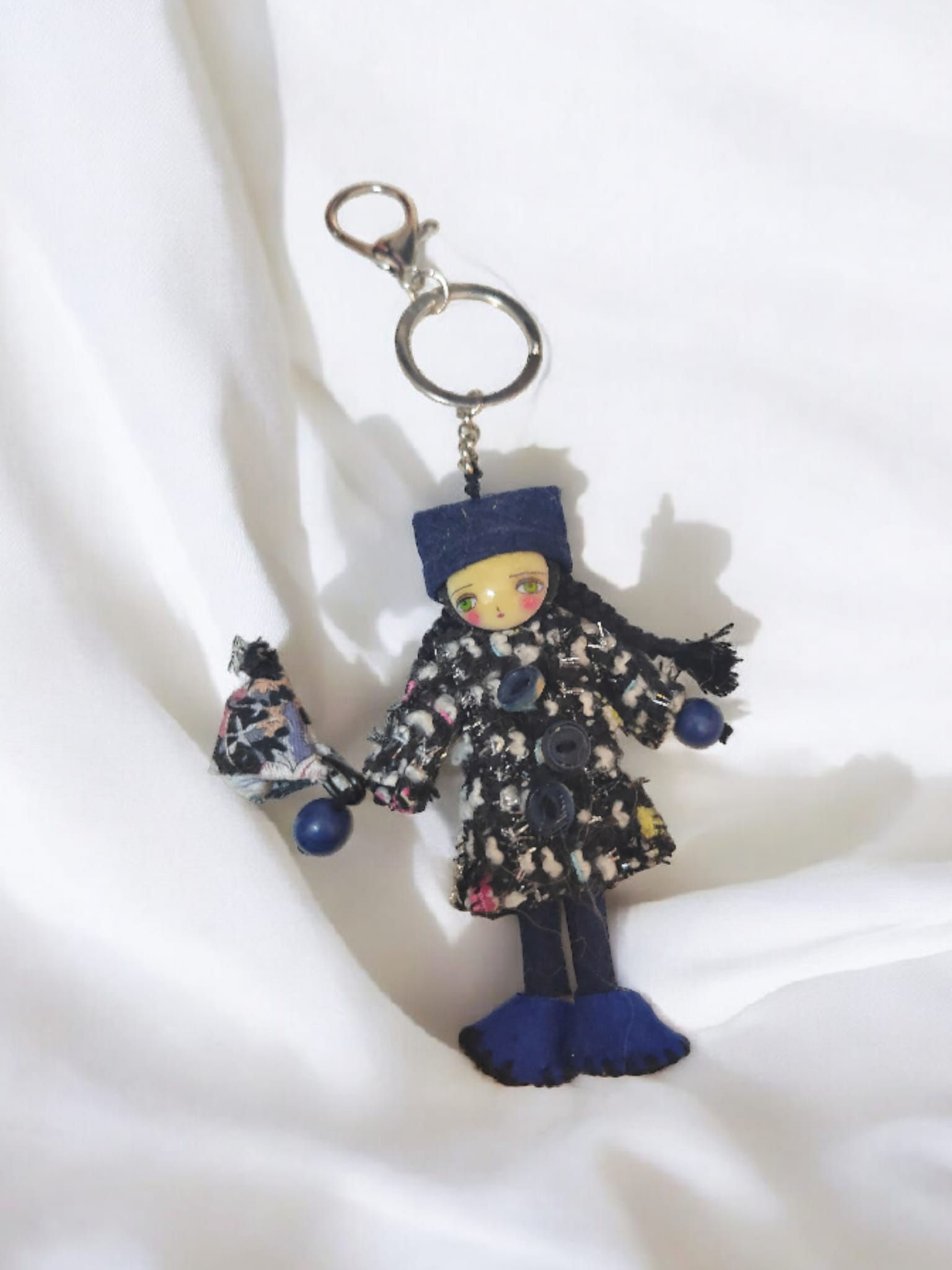 Porte clé de la collection LOL  Poupée russe habillée en bleu, grand manteau tout chaud et bouquet à la main