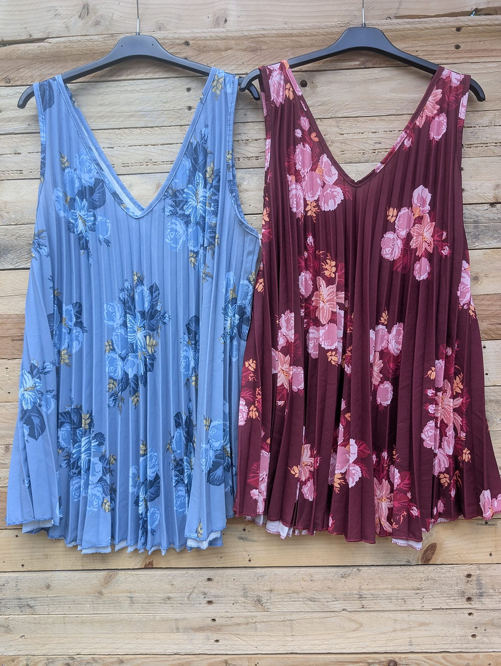 Débardeur pli soleil à motif imprimé de fleurs Très fluide, col en V Bleu avec fleurs bleues foncées Bordeaux rose