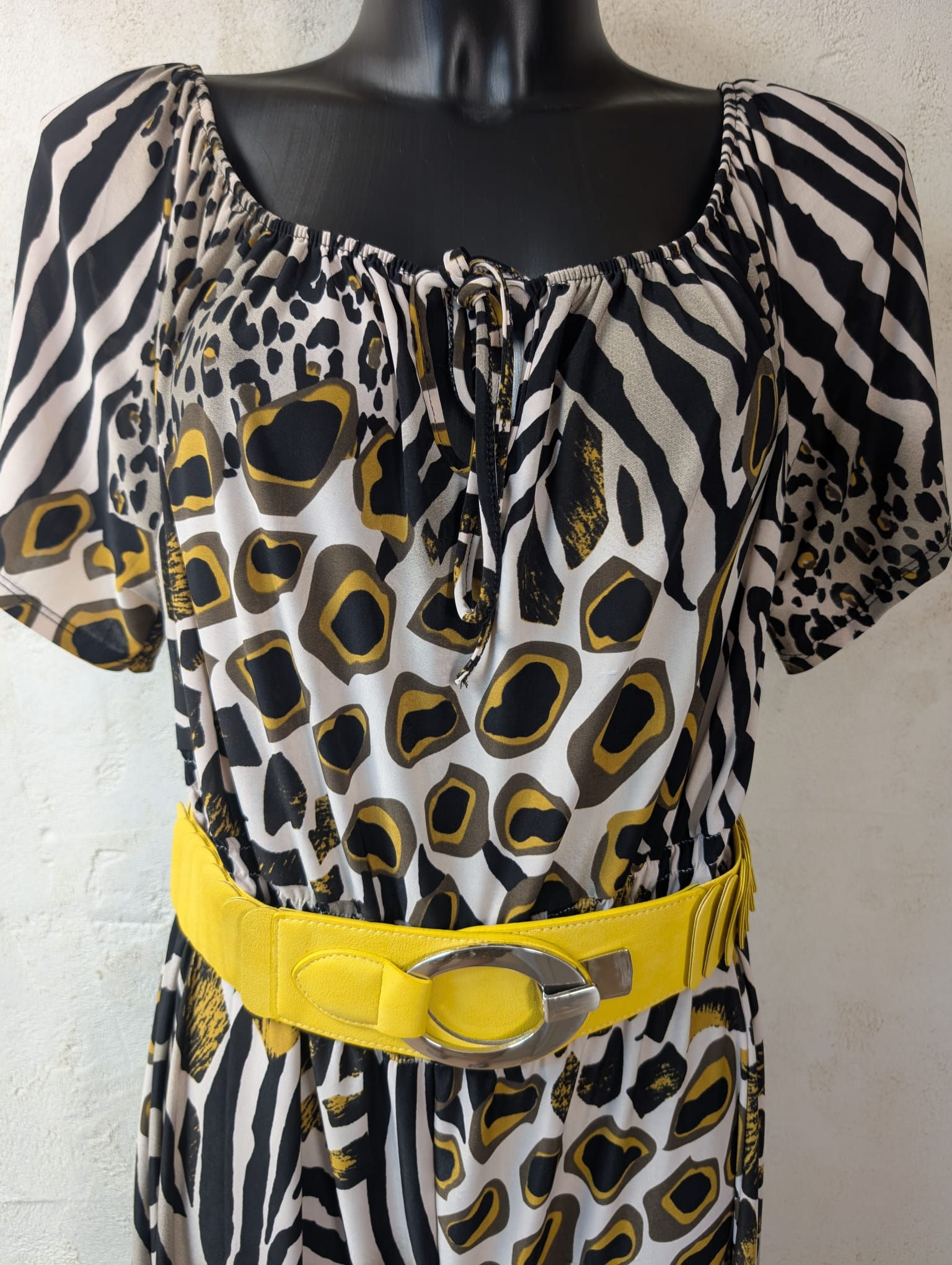 Combinaison à mélange de motifs animal (léopard, zèbre, girafe) Col bardot à lacet, peut se porter relevé sur les épaules ou