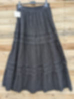Jupe bohême noire, très travaillée avec des détails de dentelle Doublée Taille élastiquée qui monte bien en taille