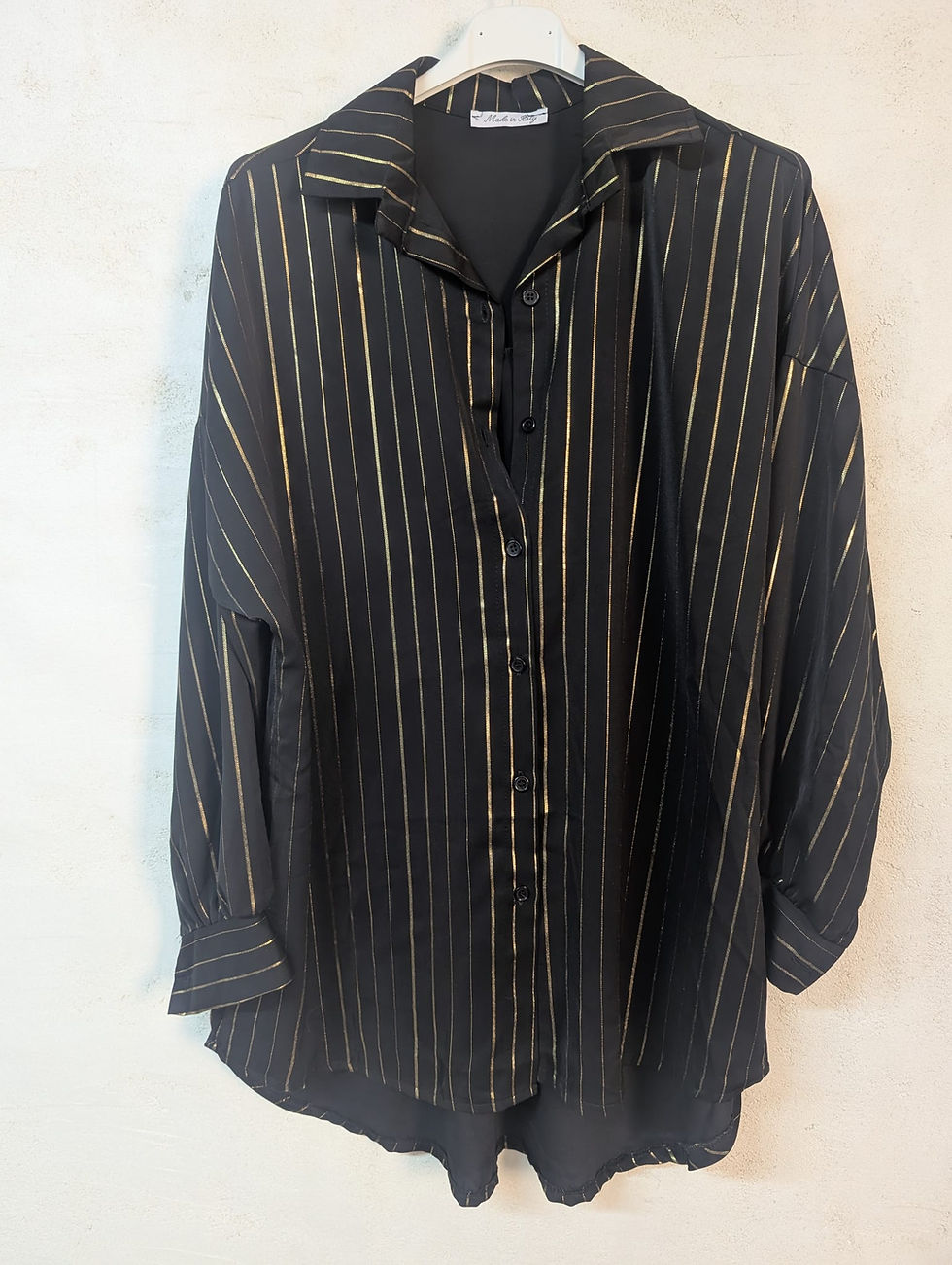 Très jolie chemise en satin Motif rayé brillant, bandes verticales dorées Pli d'aisance à l'arrière Arrondi à l'avant et