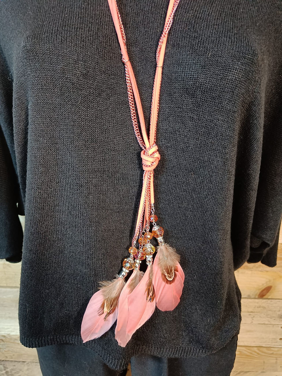 Miniature : Magnifique sautoir style bohême.   Sur lacet en simili avec plusieurs plumes et perles corail