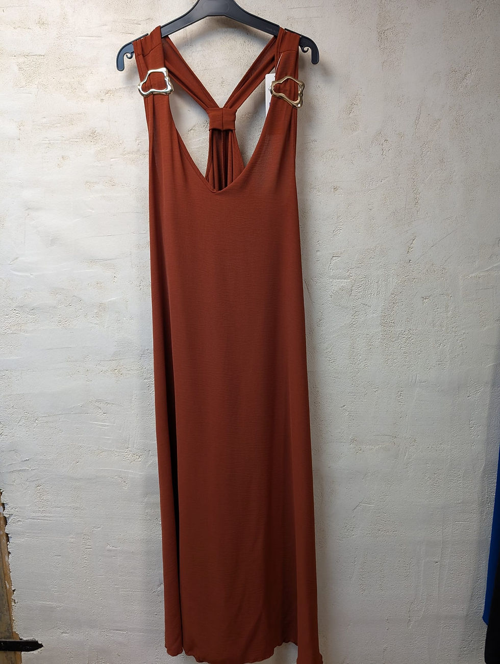 Robe longue en V dans le dos  Deux broches dorées sur les bretelles évasée, à bretelles  élégante terracotta brique