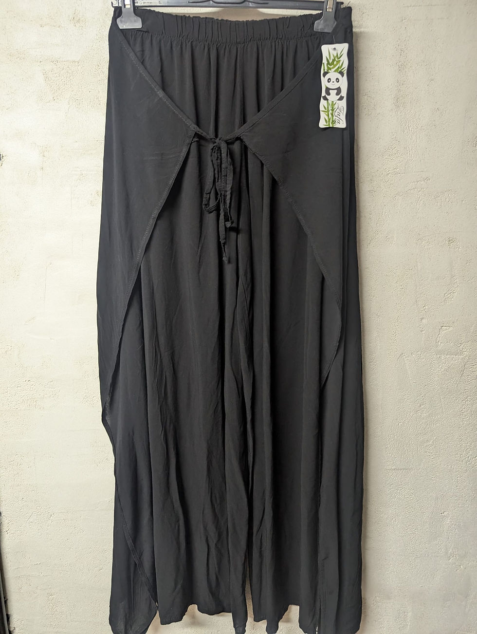 Miniature : noir Pantalon très fluide et léger, fendu sur les côtés.  Style japonais, magnifique effet  Smoke et cordons ailettes à rabat