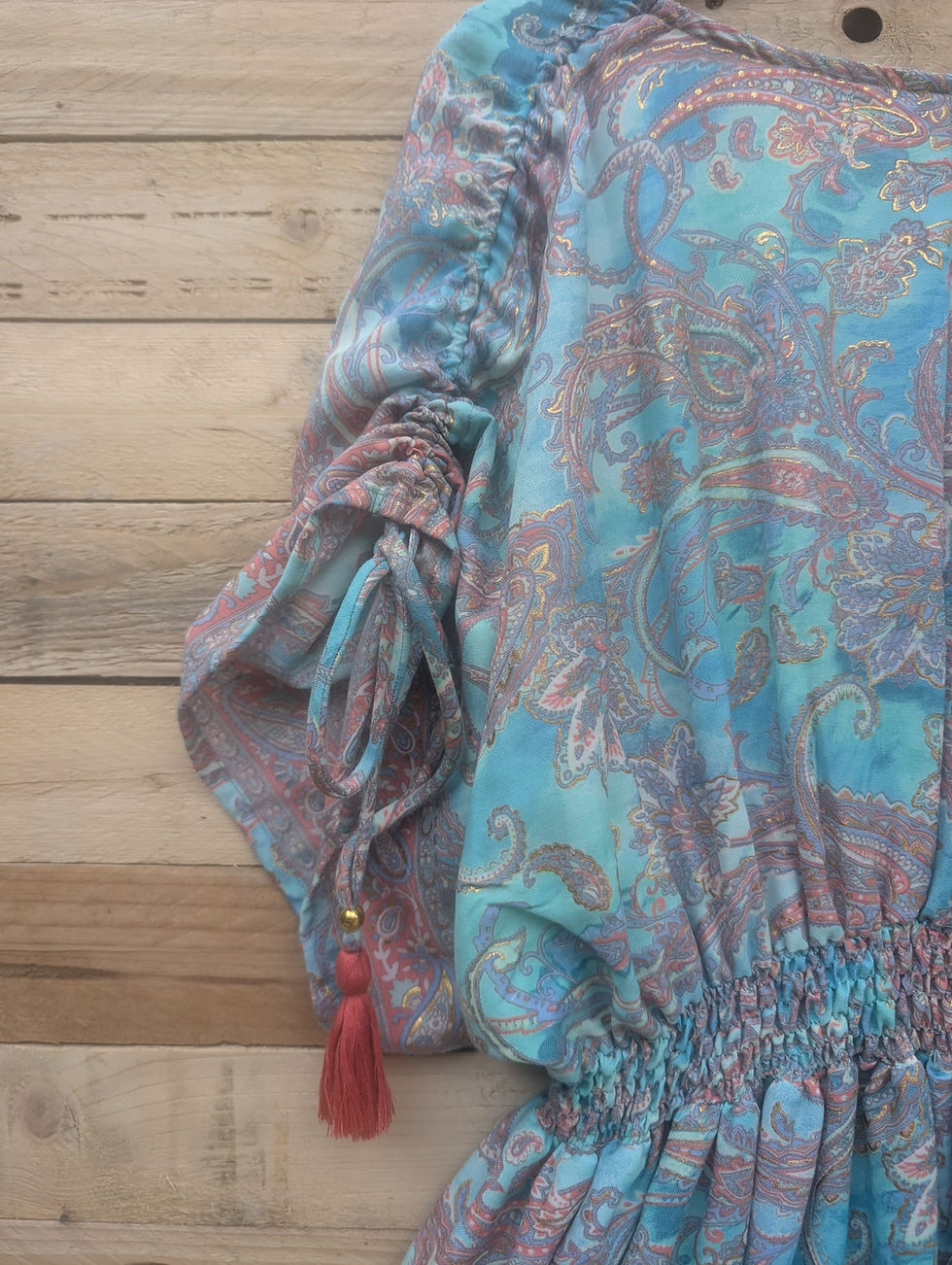 Magnifique robe Bohême longue avec col en V Manches courtes et évasées que l'on peut froncer et remonter avec les pompons