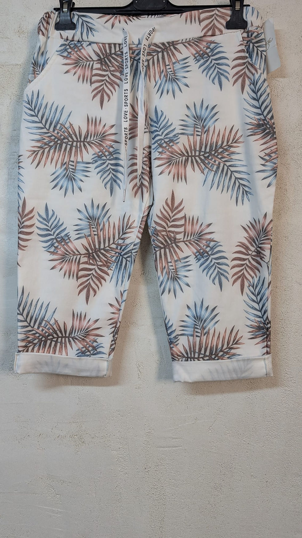 Short magique dessin Tropical de petites tailles. Liens de serrage avec 2 poches et taille élastiqué kaki turquoise