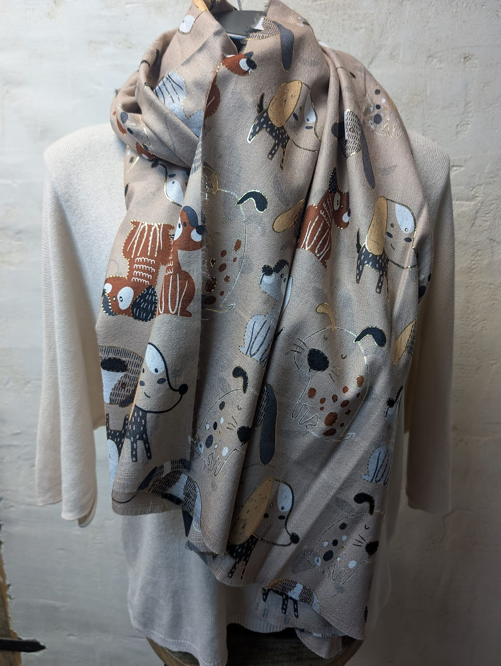 Foulard à imprimé de chiens mignons et rigolos dans tous les sens chiens brillante lurex Chiot crème noir marron