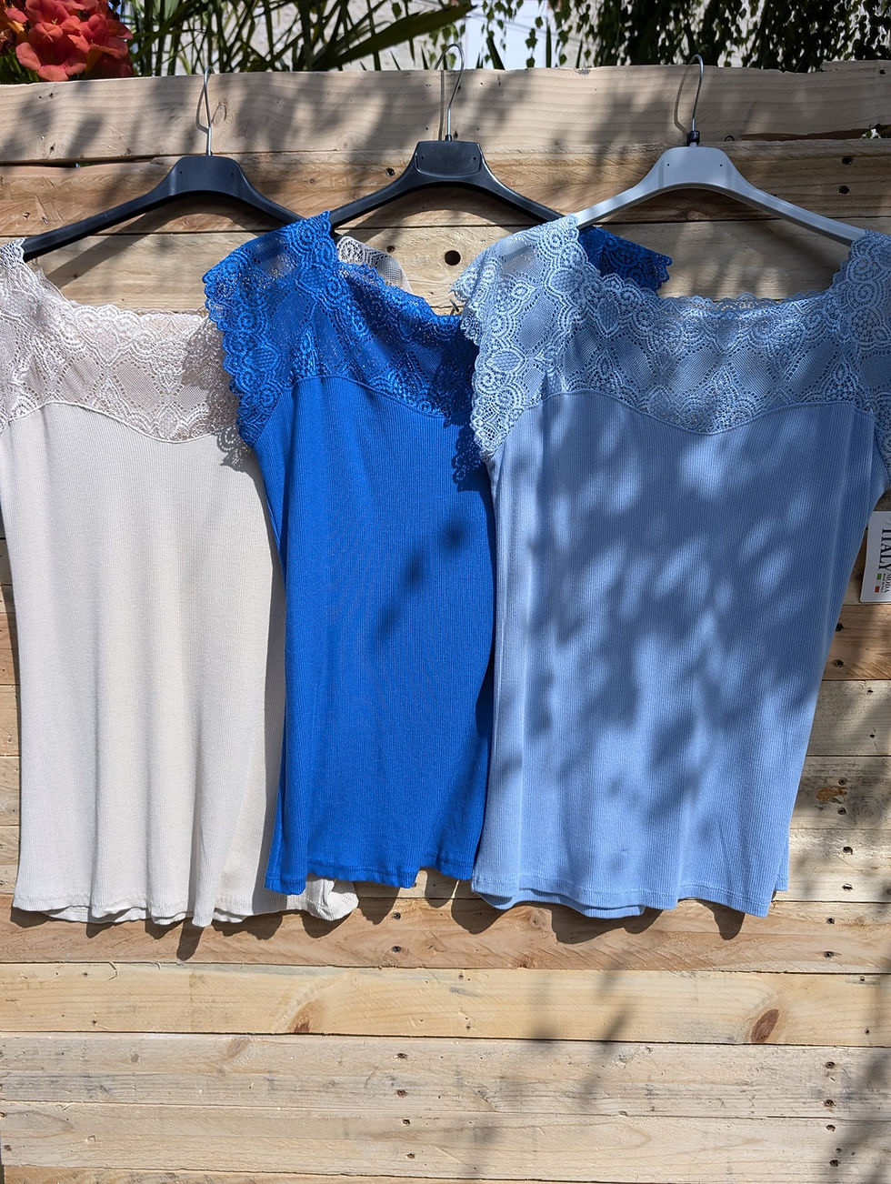 Tee-shirt manches courtes Col et manches en dentelle Très élégant et élasthanne crème, bleu roi ou bleu ciel