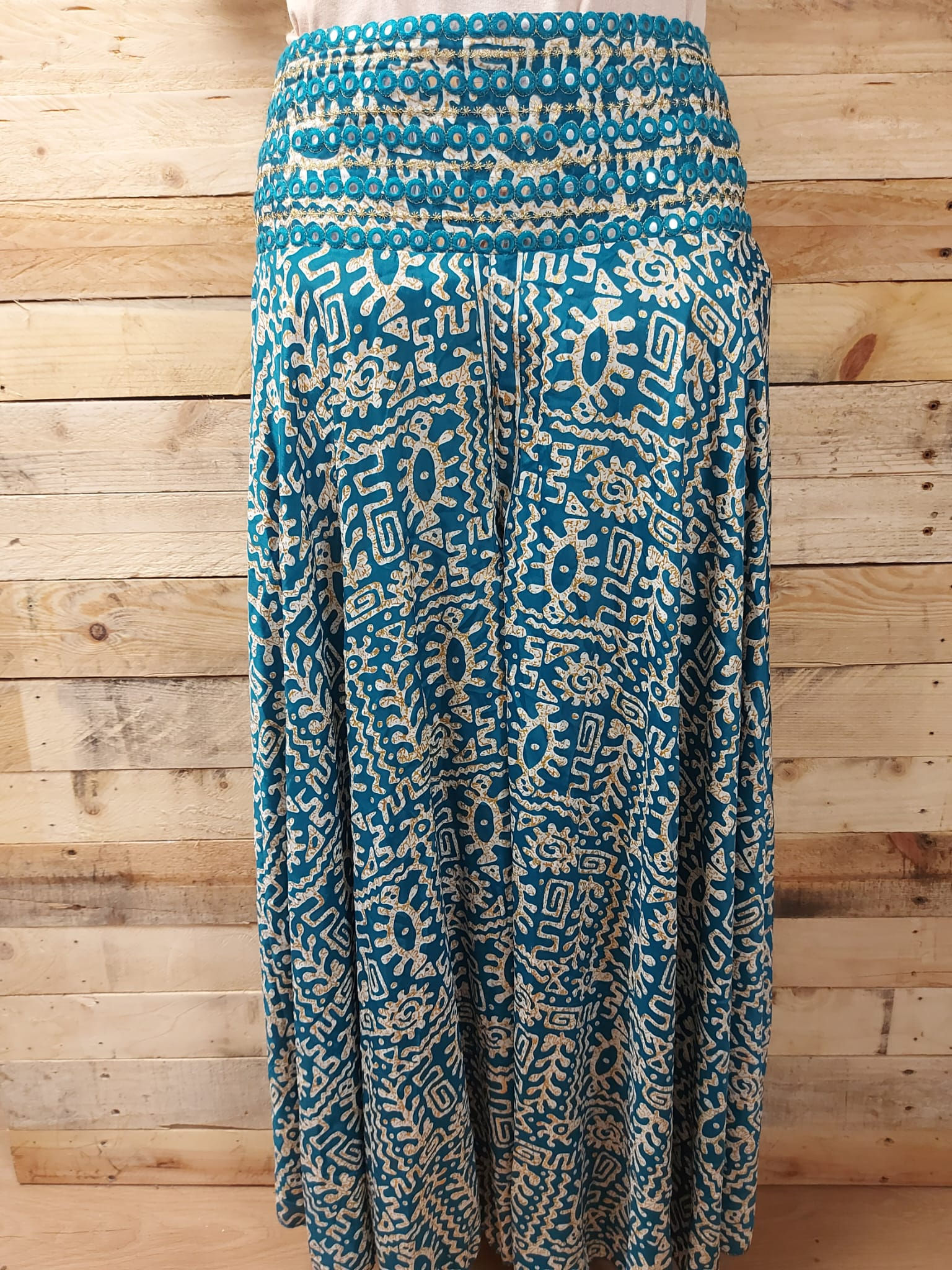 Pantalon motifs ethniques à coupe large  Grosse ceinture élastiquée à l'arrière et remplie de petits miroirs brodés à l'avant