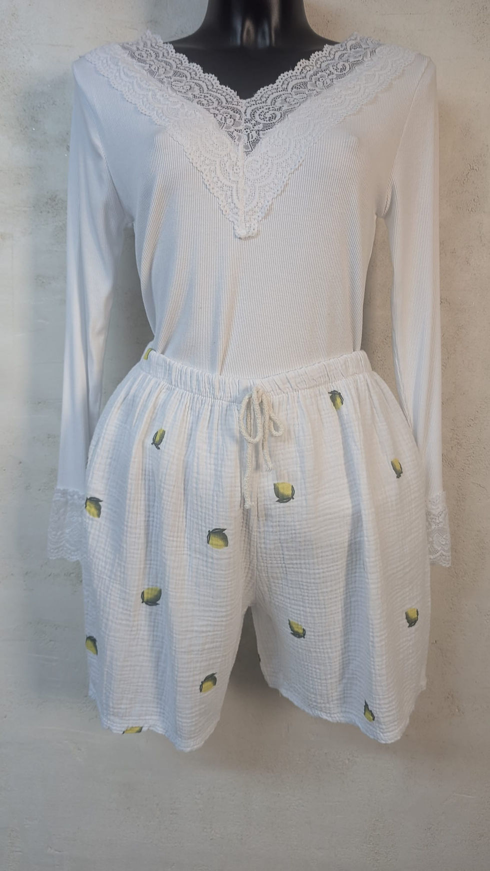Short blanc en coton avec des citrons jaunes Hyper confort, taille élastiquée qui peut aussi se resserrer avec un cordon La