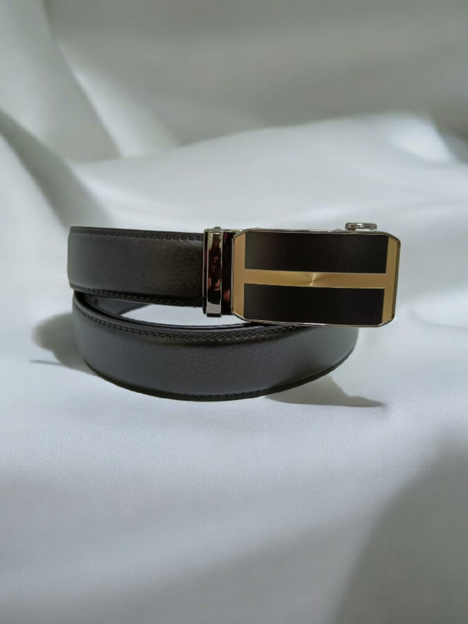 Ceinture en Cuir à Boucle Automatique  Couleur de ceinture noire et boucles design noire et dorée Système très simple