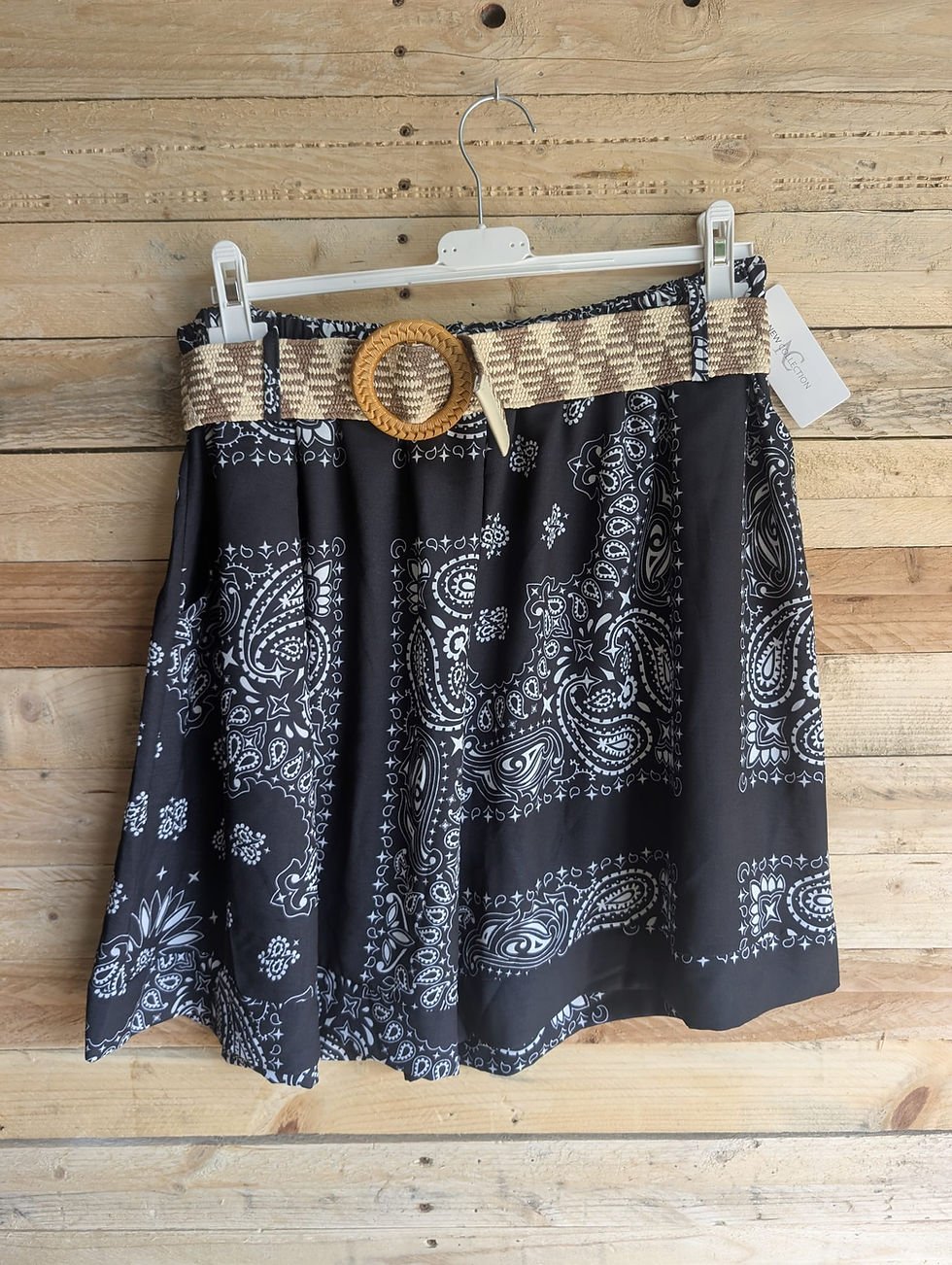 Miniature : Short à imprimé bandana, effet jupette   Deux poches et ceinture élastiquée amovible  Hyper élasthanne, noir