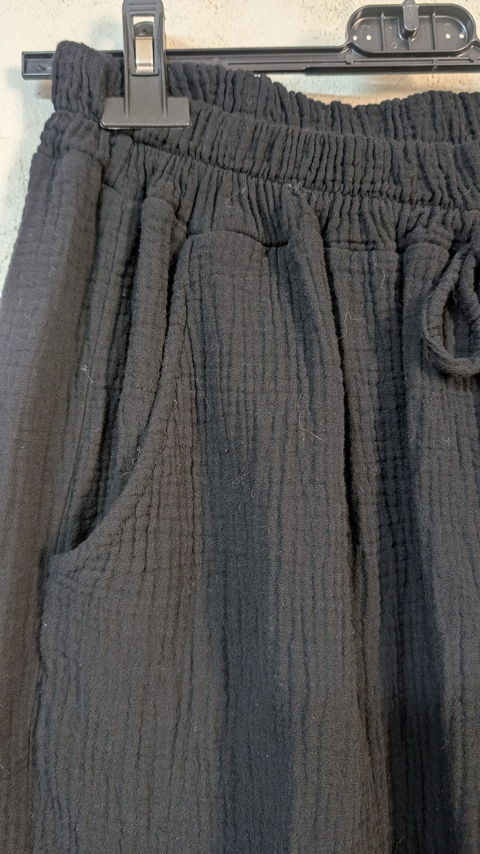 Short noir en coton Hyper confort, taille élastiquée qui peut aussi se resserrer avec un cordon Largement adaptable Deux
