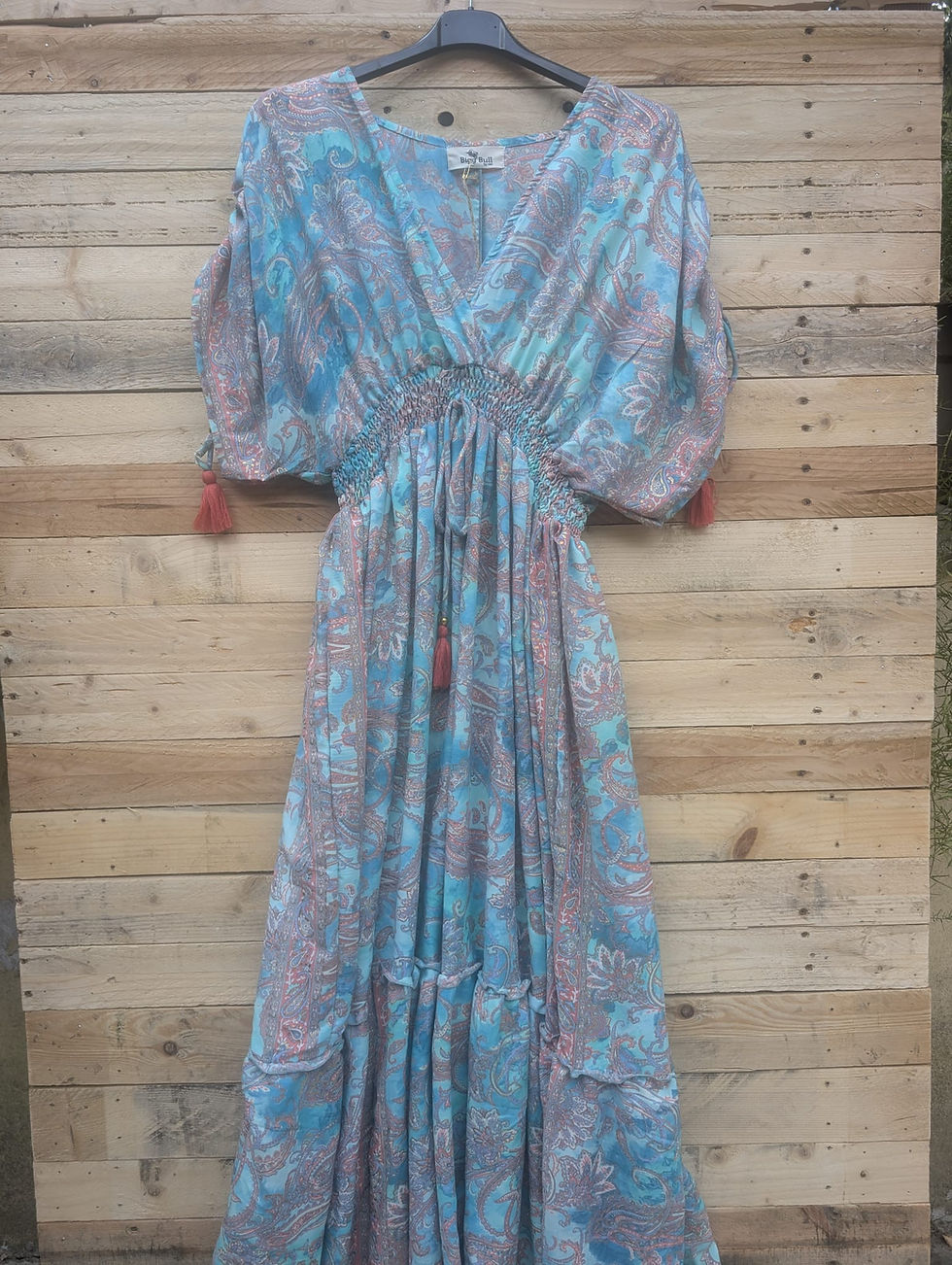 Magnifique robe Bohême longue avec col en V Manches courtes et évasées que l'on peut froncer et remonter avec les pompons