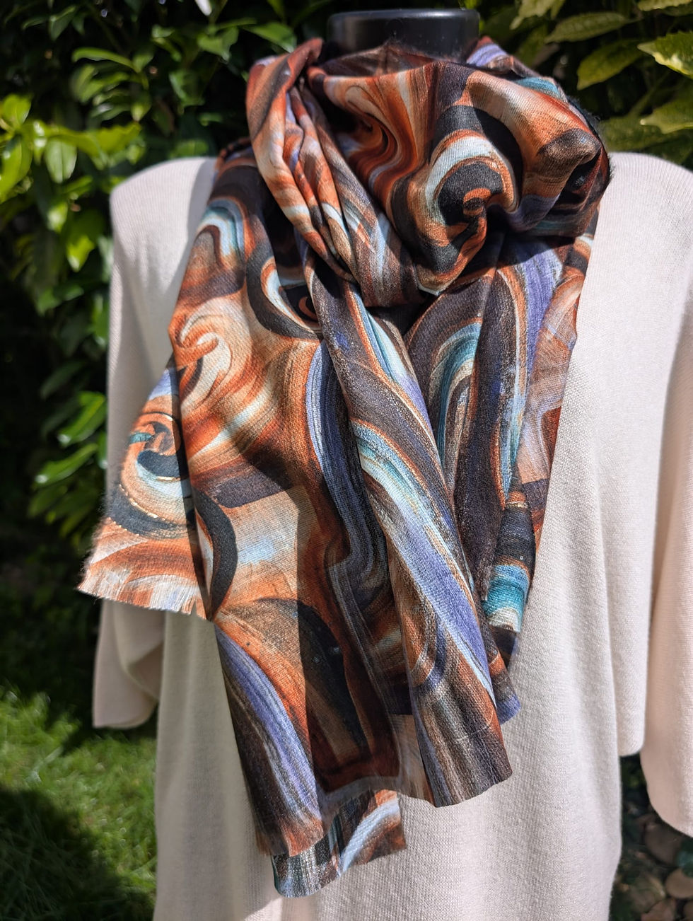 Magnifique foulard à forme géométrique multicolore entremêlées Fluide et doux Mélange de bleu, marron, noir, orange et blanc