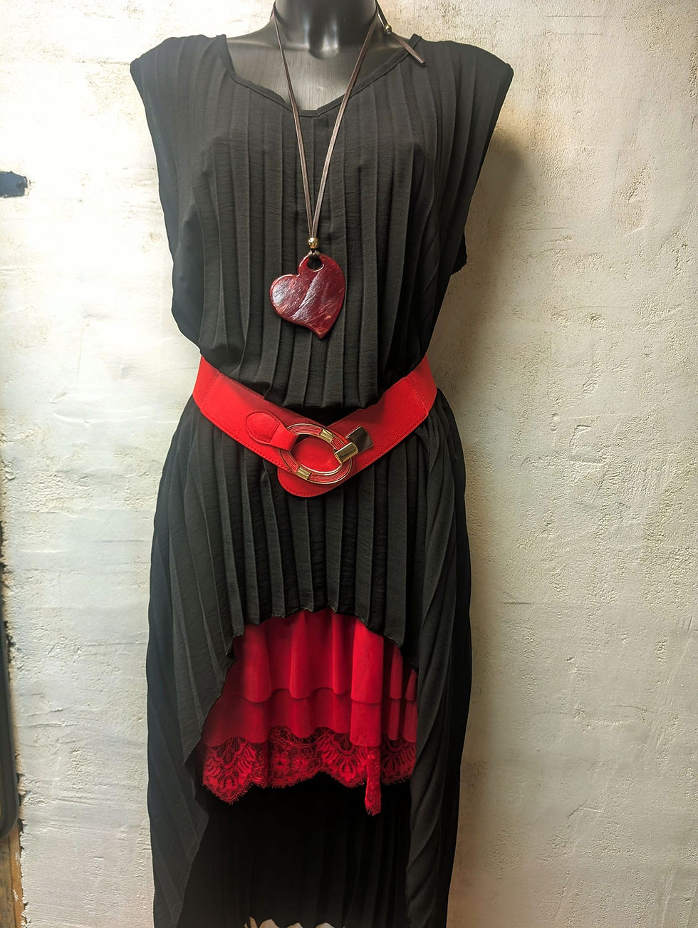 Tunique extensible pli soleil noire  Asymétrique, plus courte devant et plus longue à l'arrière  Peut se porter avec un fond