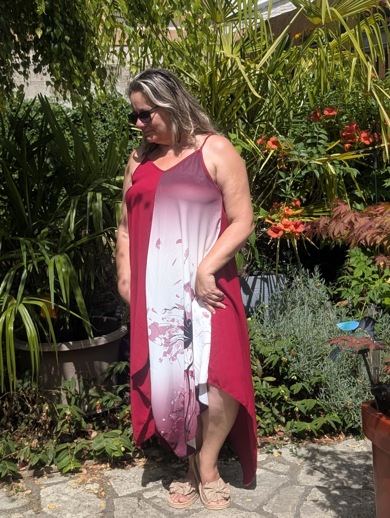Robe bi imprimée motif fleur Coupe longue et asymétrique Très belle couleur et son imprimé sur la moitié avant de la robe