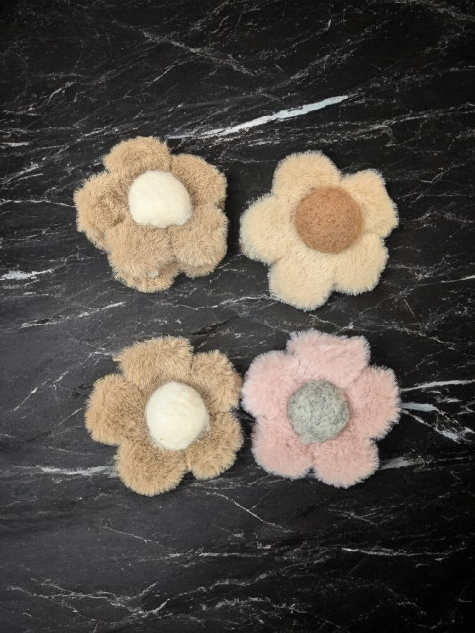 Grosse pince à cheveux fleur en Moumoute toute douce  Cœur en feutrine    Trois couleurs différentes  Marron au coeur blanc c