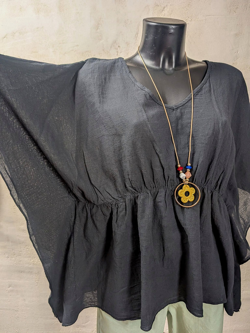Miniature : Blouse Ample et son Collier