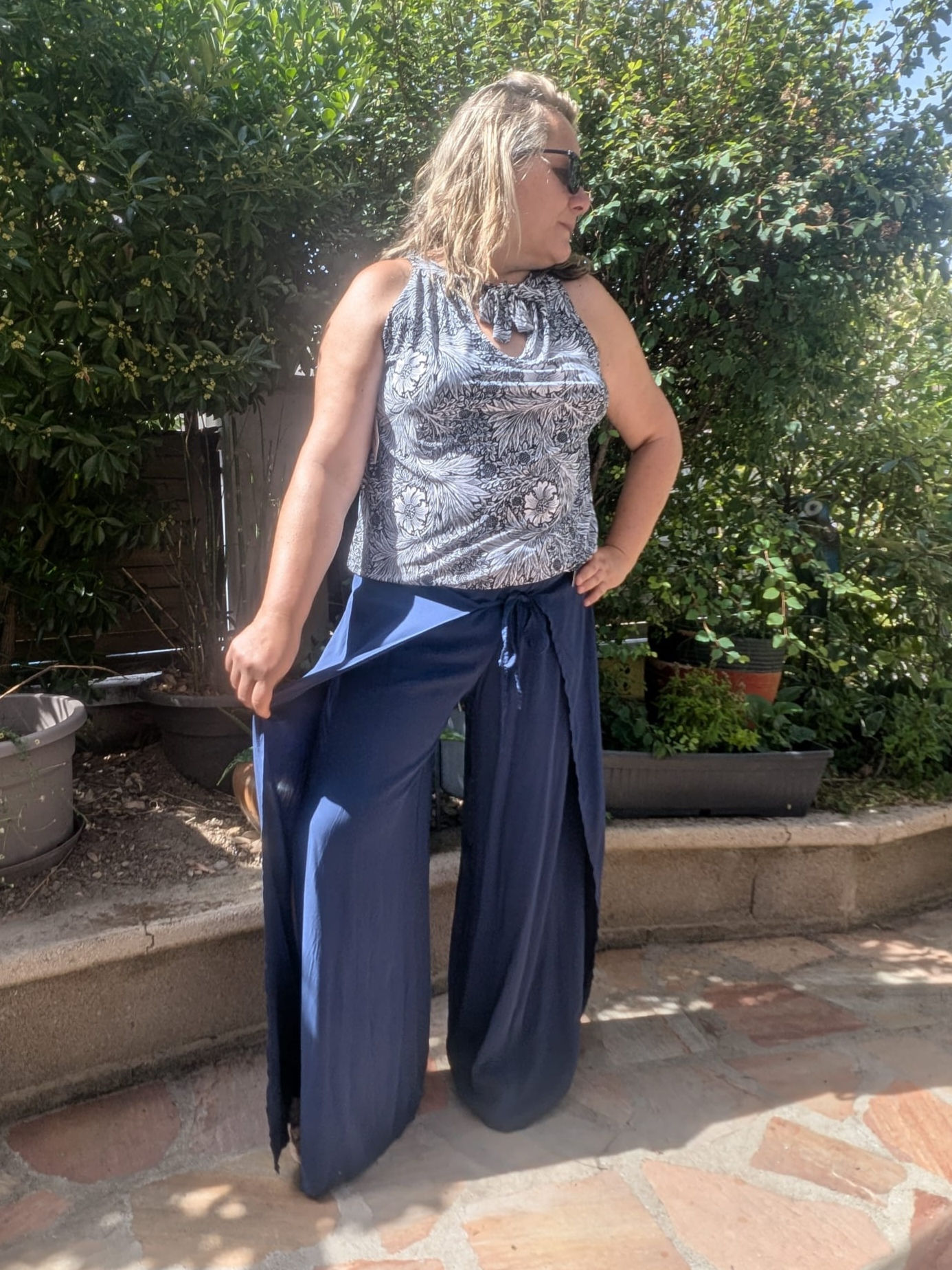 Pantalon style japonais avec une ouverture et un rabat de tissus cousu au pantalon, nœud décoratif parme noir bleu marine