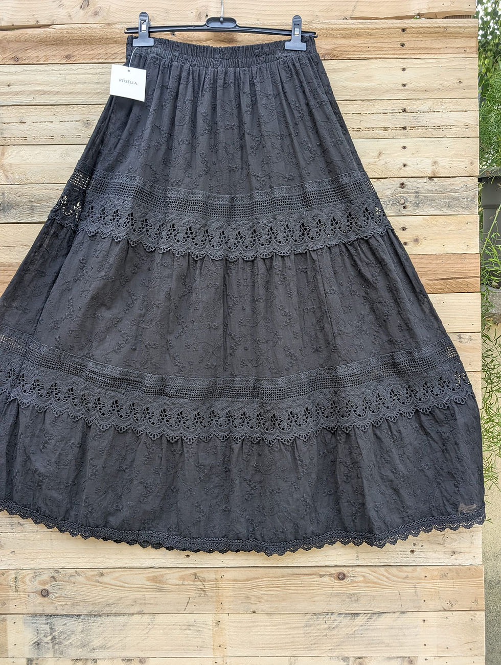 Jupe bohême noire, très travaillée avec des détails de dentelle Doublée Taille élastiquée qui monte bien en taille