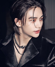 Hyunjin Versace.jpg