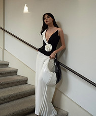 Black and white, structured but feminine. I love all the contrasts this outfit embodies _k