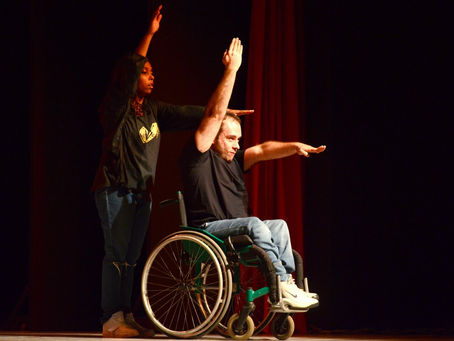 Publicitário supera deficiência física e participa de apresentações de Street Dance 
