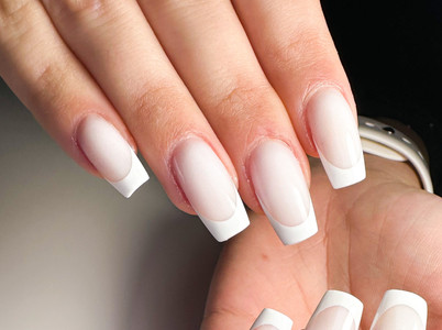 Nail art da sposa per il matrimonio. Ricostruzione unghie in gel con base latte e nail art french bianca ottica