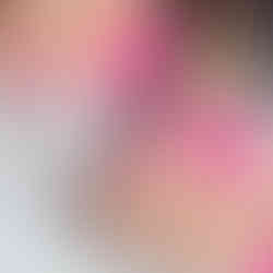 Nail art fucsia con un'unghia french e applicazioni glitter chucky